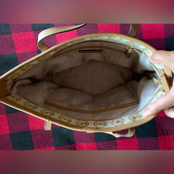 Michael Kors Kempton Signature Medium Tote. In good condition. - Picture 4 of 12